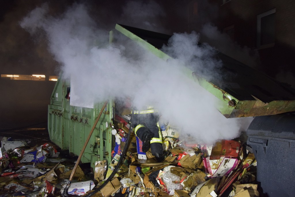 Feuer Papp Presscontainer Koeln Hoehenberg Bochumerstr P337.JPG - Miklos Laubert